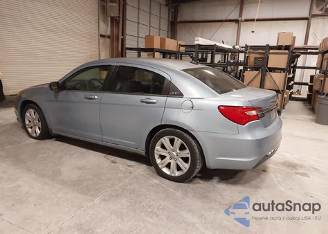 2013 Chrysler 200 Lx z USA, uszkodzony, nr VIN 1C3CCBAB5DN704532